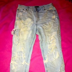 Distressed Girlfriend-style high waisted Jeans!